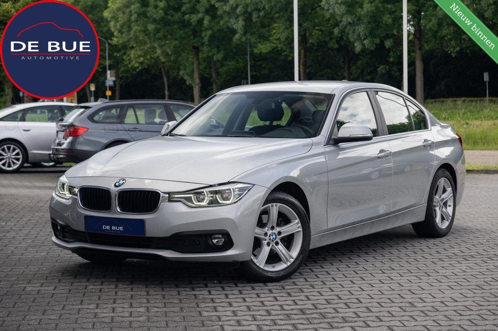 BMW 3-serie 318i Luxury|M-Sport|Org NL|LED|Navi Pro|Cruise|N, Auto's, BMW, Gebruikt, Origineel Nederlands, Handgeschakeld, 3 cilinders