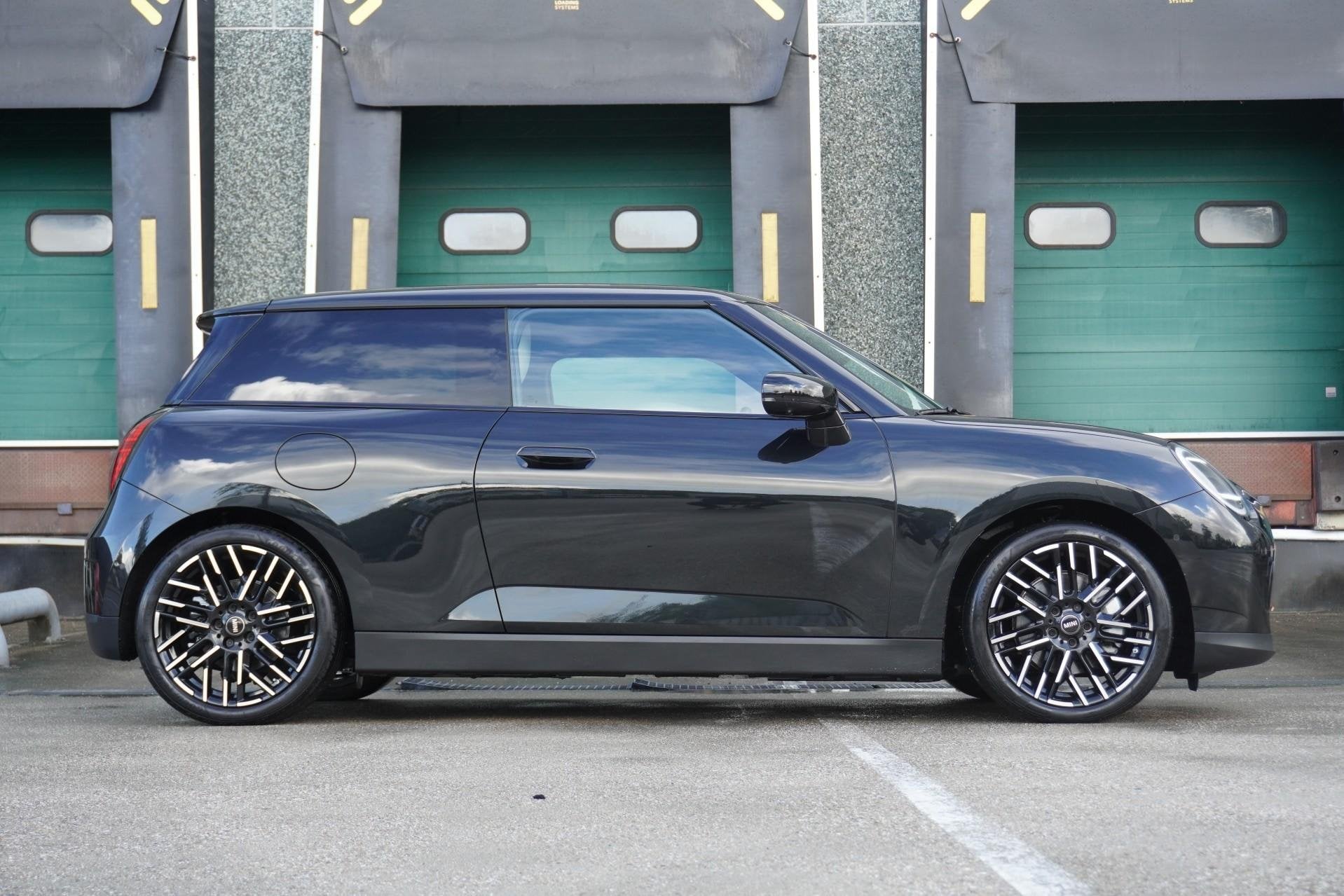 MINI 3-Deurs Cooper E 184pk Favoured L 40.7 kWh | Harman / K, Auto's, 12 maanden, Gebruikt, 41 kWh, 4 stoelen