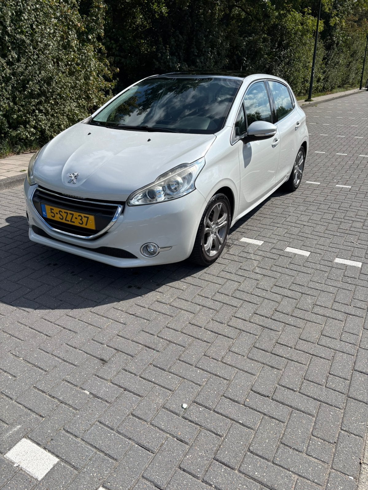 Peugeot 208 1.2 VTi blue lease executive, Voorwielaandrijving, Euro 5, Stof, Zwart