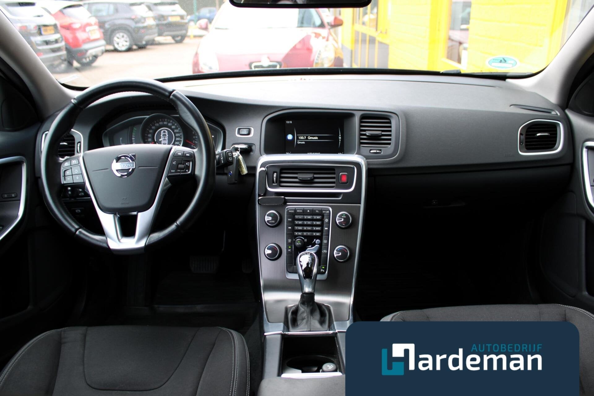 Volvo V60 1.6 T3 Momentum|Carplay|Trekhaak|Automaat, Auto's, Stof, Gebruikt, 4 cilinders, Zwart