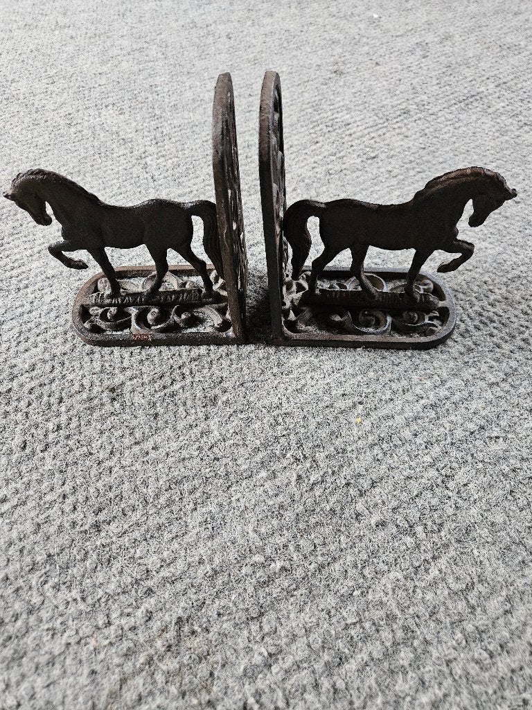 2 ijzeren paard boekensteunen, Verzenden, Zo goed als nieuw