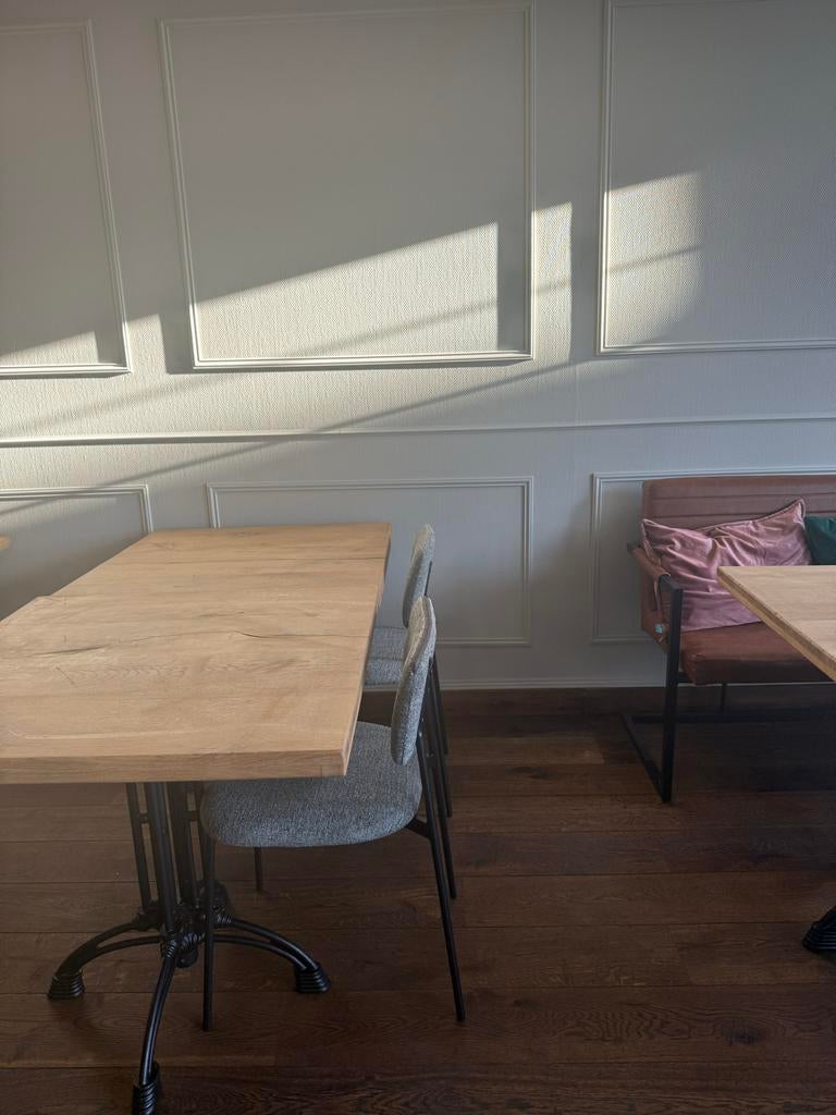Diverse tafels met houten blad en gietijzeren onderstel, Tot twee personen, Zo goed als nieuw, Rechthoekig, Overige houtsoorten