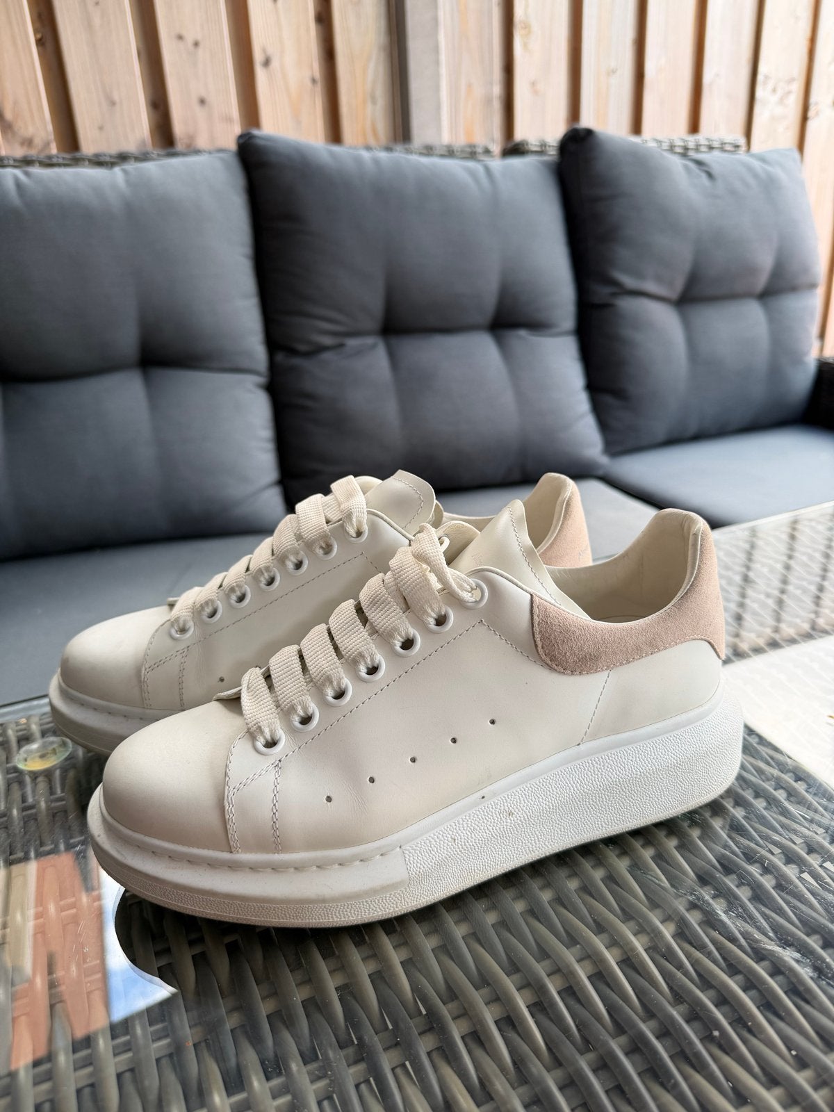 Origineel Alexander McQueen sneakers - Wit met roze maat 39, Ophalen of Verzenden, Gedragen, Wit, Sneakers of Gympen