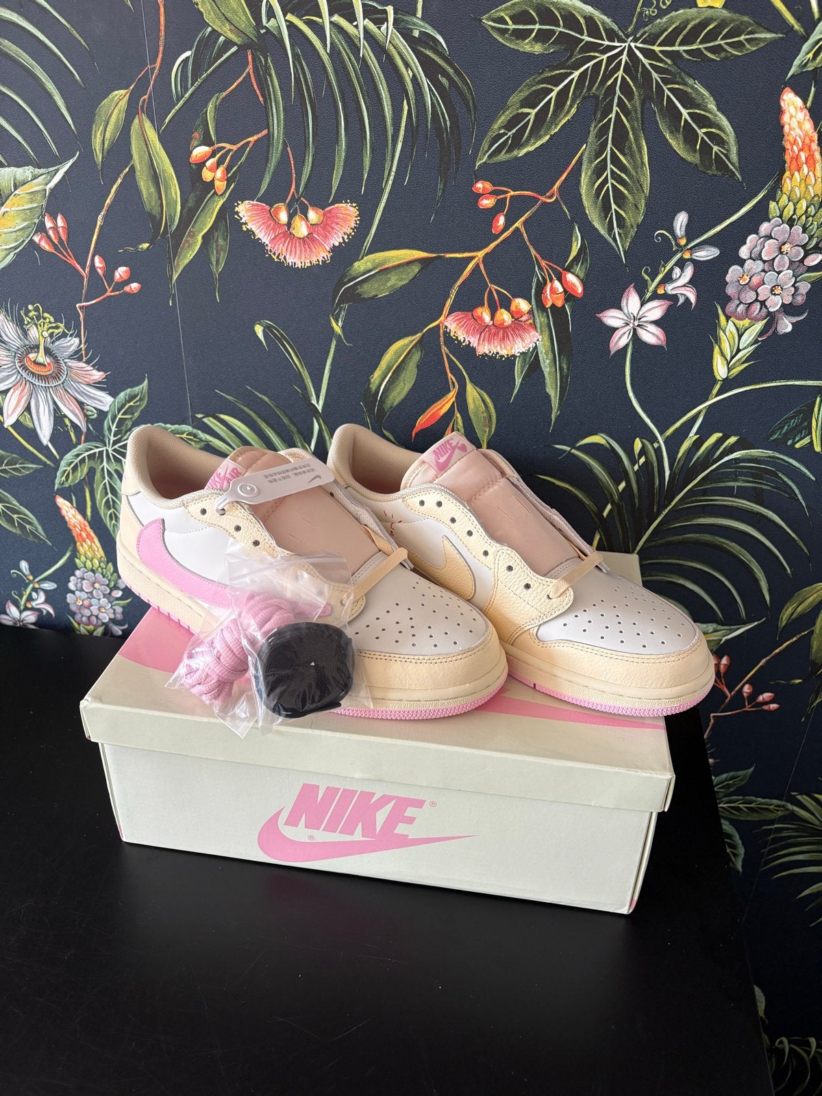 Travis scott shy pink, Ophalen of Verzenden, Nieuw, Overige kleuren, Sneakers of Gympen