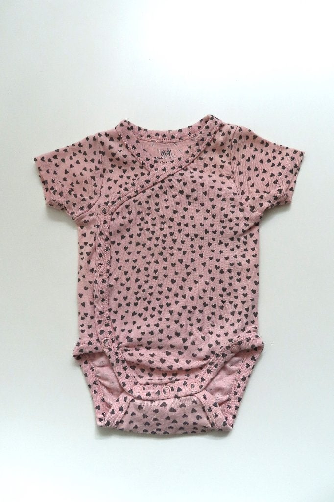 Rompertje met Overslag Roze Hartjes H&M mt 50 (4408), Nacht- of Onderkleding, Meisje, H&M, Ophalen of Verzenden