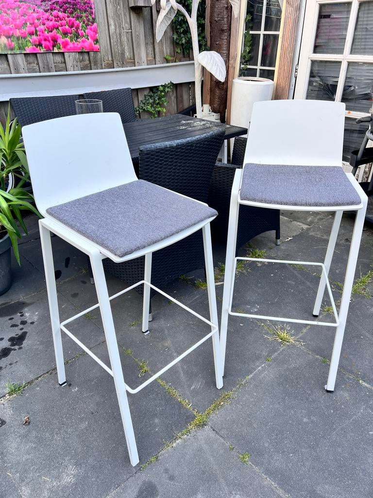 2 Moderne witte barkrukken met grijze zitting, Met voetsteun, Ophalen of Verzenden, Zo goed als nieuw, 90 cm of meer