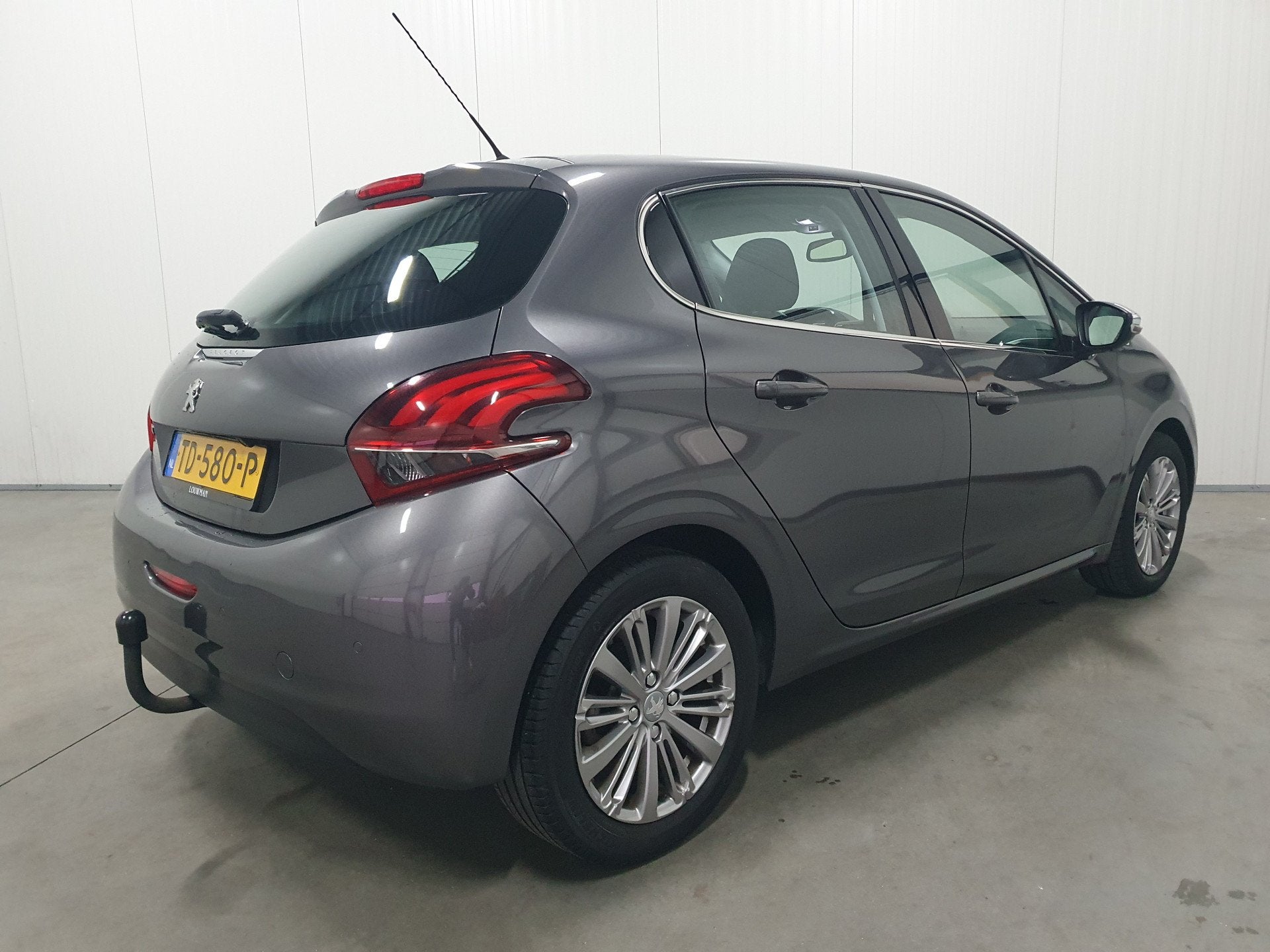 Peugeot 208 1.2 PureTech Allure NAVI/PDC/CARPLAY/TRHAAK/LMV, Auto's, Dealer onderhouden, Stof, Gebruikt, Euro 6
