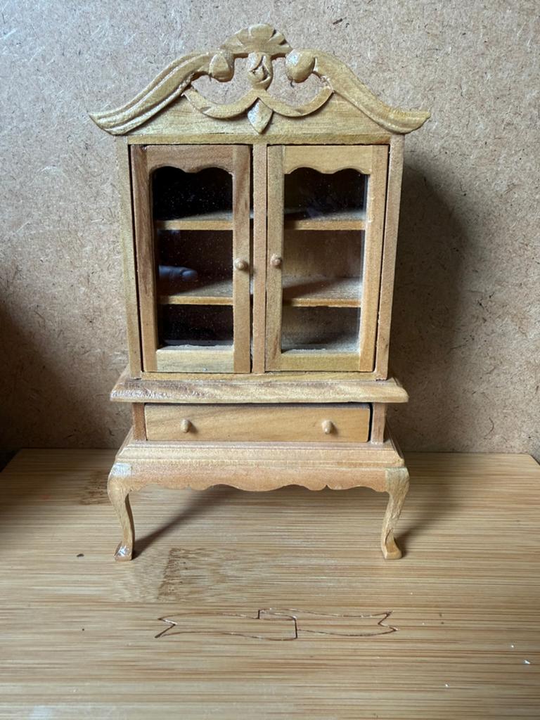 Kast servieskast - hxbxd 16.7x9.8x5cm - hout en kunststof, Verzamelen, Poppenhuizen en Toebehoren, Ophalen of Verzenden, Zo goed als nieuw