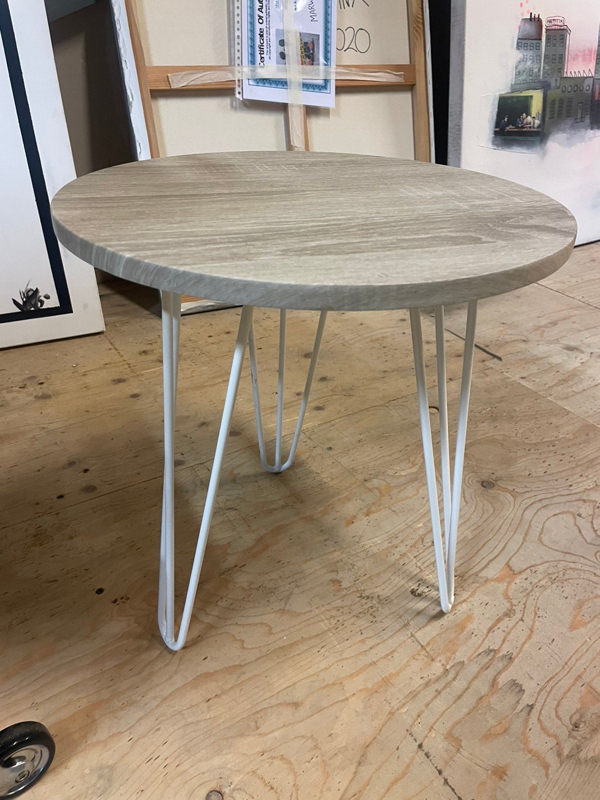 Ronde houten bijzettafel white wash – metalen hairpin poten, Huis en Inrichting, Tafels | Bijzettafels, Ophalen, Zo goed als nieuw