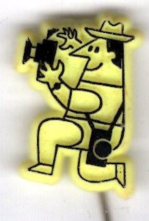 Kodak fotograaf zwart op geel plastic speldje ( P_111 ), Verzamelen, Speldjes, Pins en Buttons, Verzenden, Zo goed als nieuw, Merk