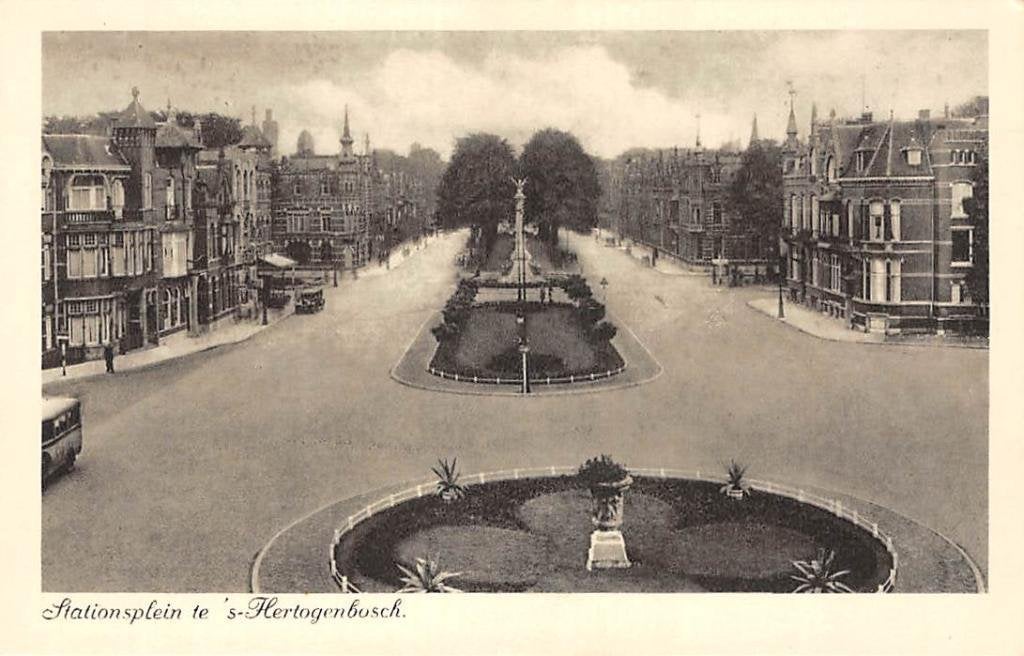 's-Hertogenbosch Stationsplein, Verzamelen, Ansichtkaarten | Nederland, Ophalen of Verzenden, 1920 tot 1940, Ongelopen, Noord-Brabant