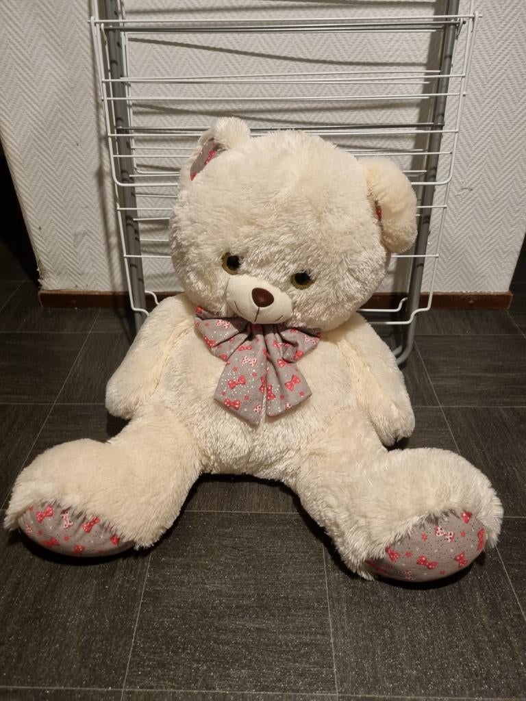 Grote zachte teddybeer met strik, Ophalen of Verzenden, Zo goed als nieuw, Beer