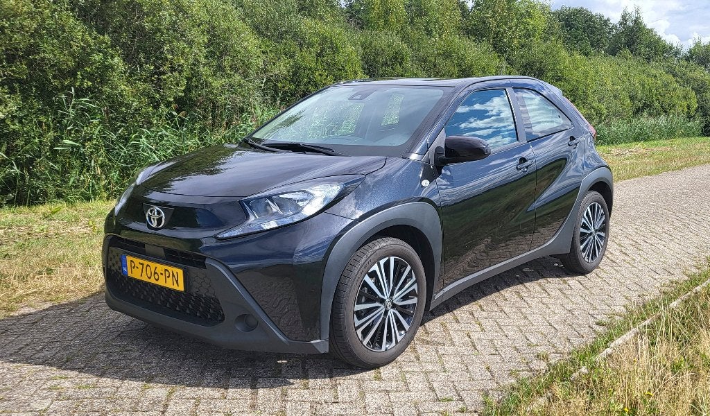 Toyota Aygo X 1.0 2022 | 31.595 km | Garantie | Camera, Stof, Metallic lak, 920 kg, 4 stoelen