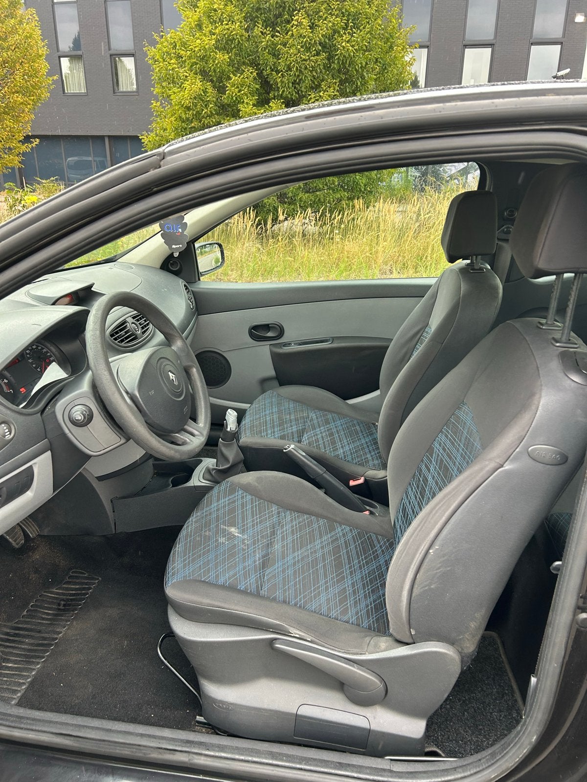 Renault Clio 1.2 16V 75 pk 3D 2007 Zwart, Auto's, Voorwielaandrijving, 535 kg, 74 pk, 4 cilinders