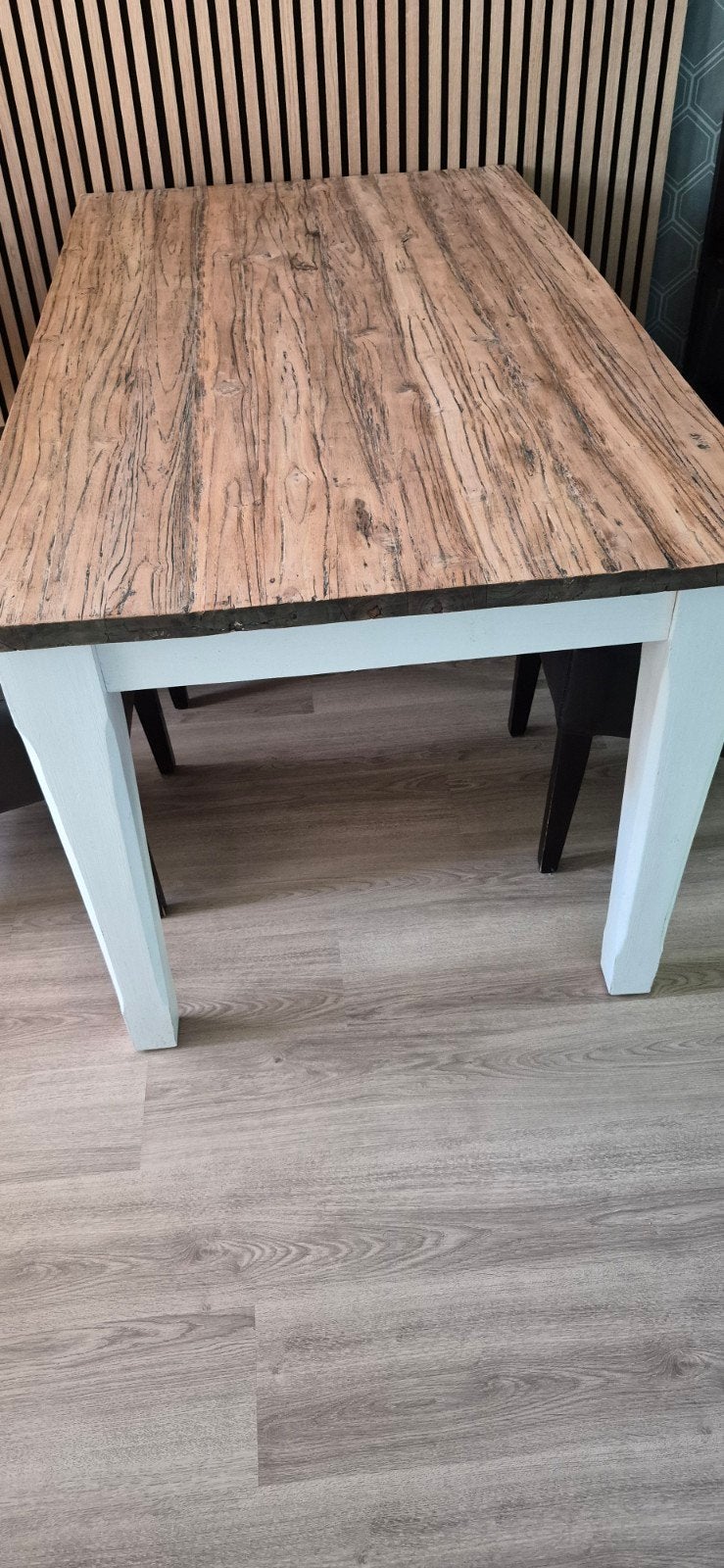 Robuuste eettafel met houten blad en witte poten, Ophalen, Gebruikt, 100 tot 150 cm, 50 tot 100 cm
