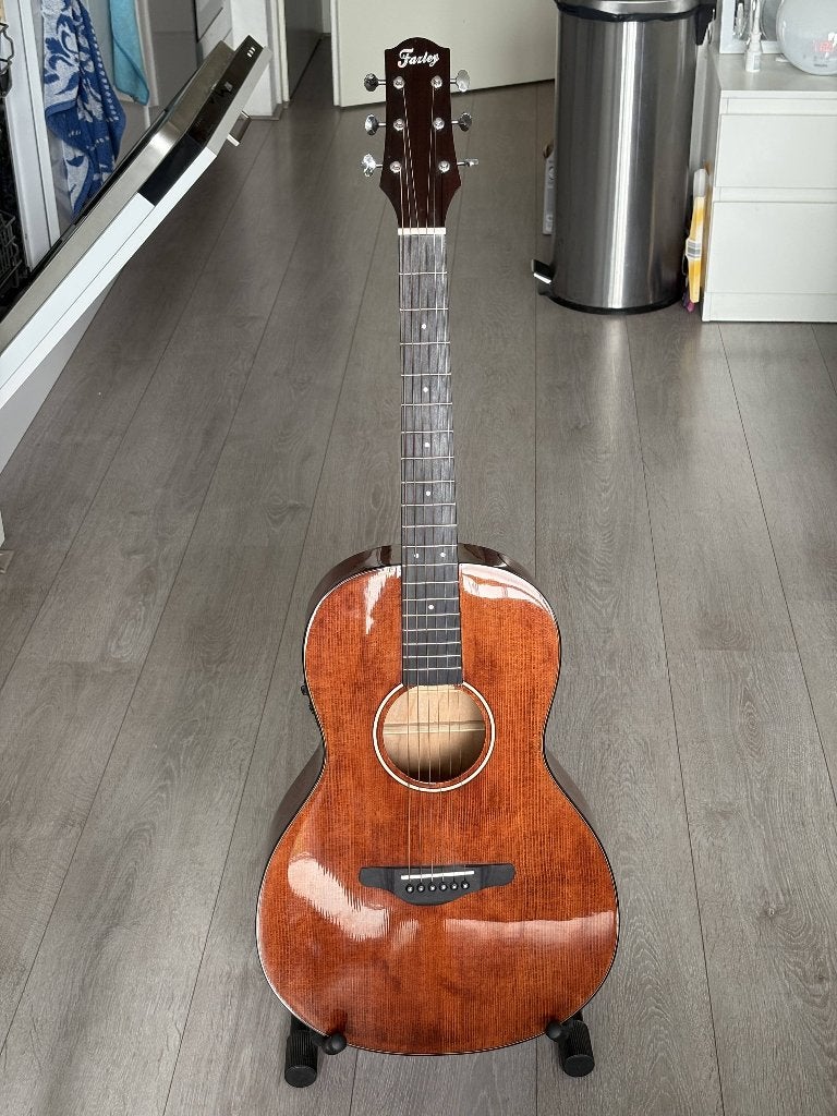 Fazley W120-PR-P elektrisch-akoestische gitaar rood met hoes, Muziek en Instrumenten, Snaarinstrumenten | Gitaren | Akoestisch