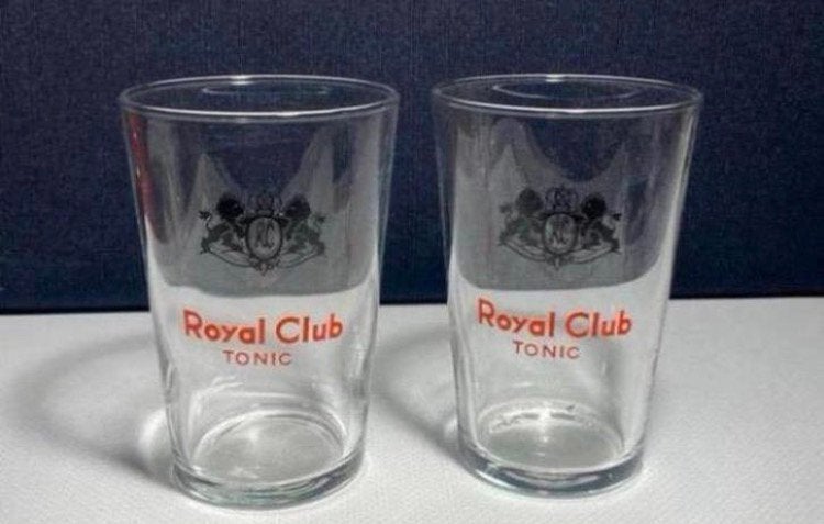 2 Royal Club Tonic glazen. Hoogte 10 cm., Verzamelen, Glas en Borrelglaasjes, Ophalen of Verzenden, Zo goed als nieuw, Frisdrankglas