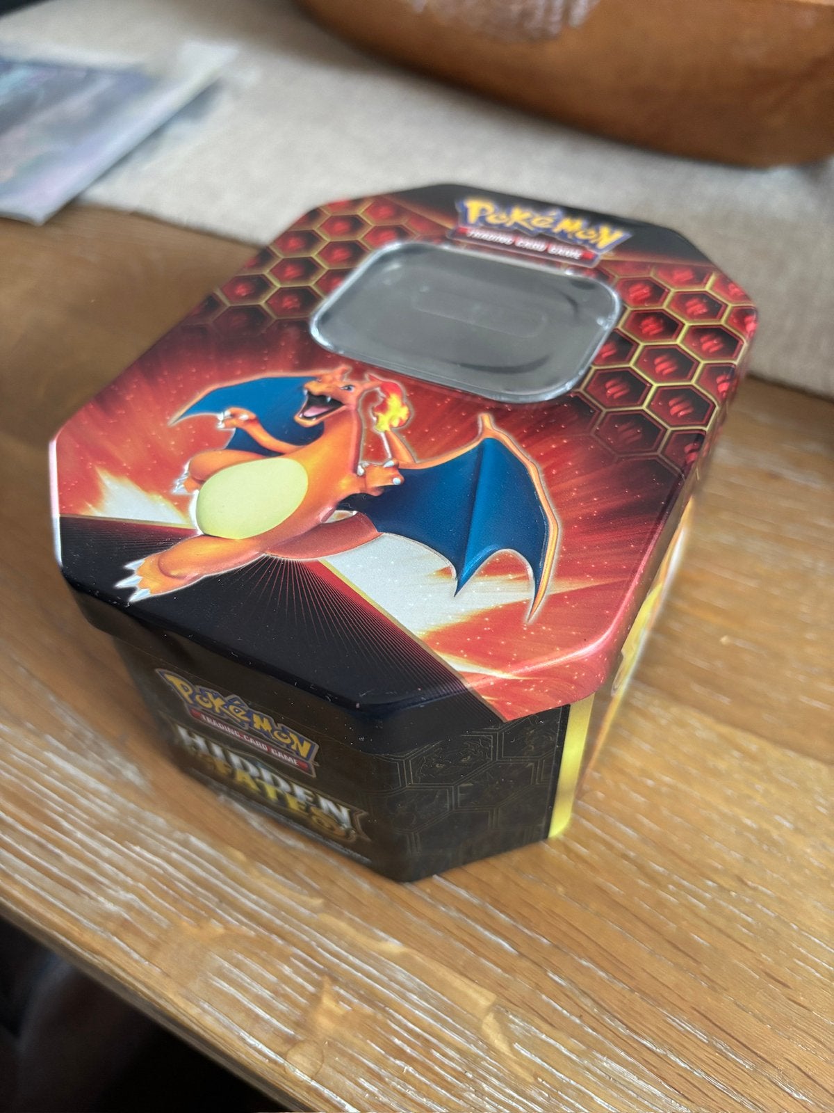 Pokémon Tin Charizard GX Promo SM211 Hidden Fates, Hobby en Vrije tijd, Verzamelkaartspellen | Pokémon, Ophalen of Verzenden, Nieuw