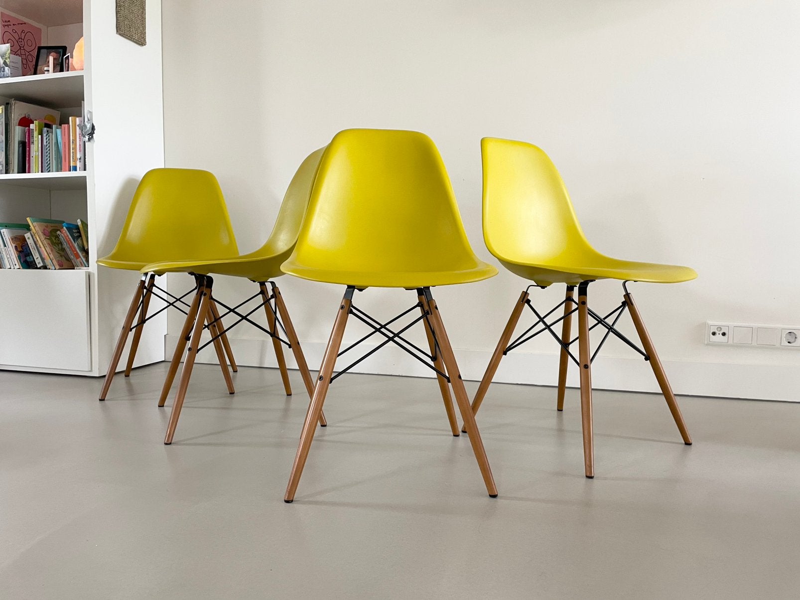 2x Vitra Eames stoelen mosterd geel dsw naturel, Vitra, Twee, Overige kleuren, Ophalen of Verzenden
