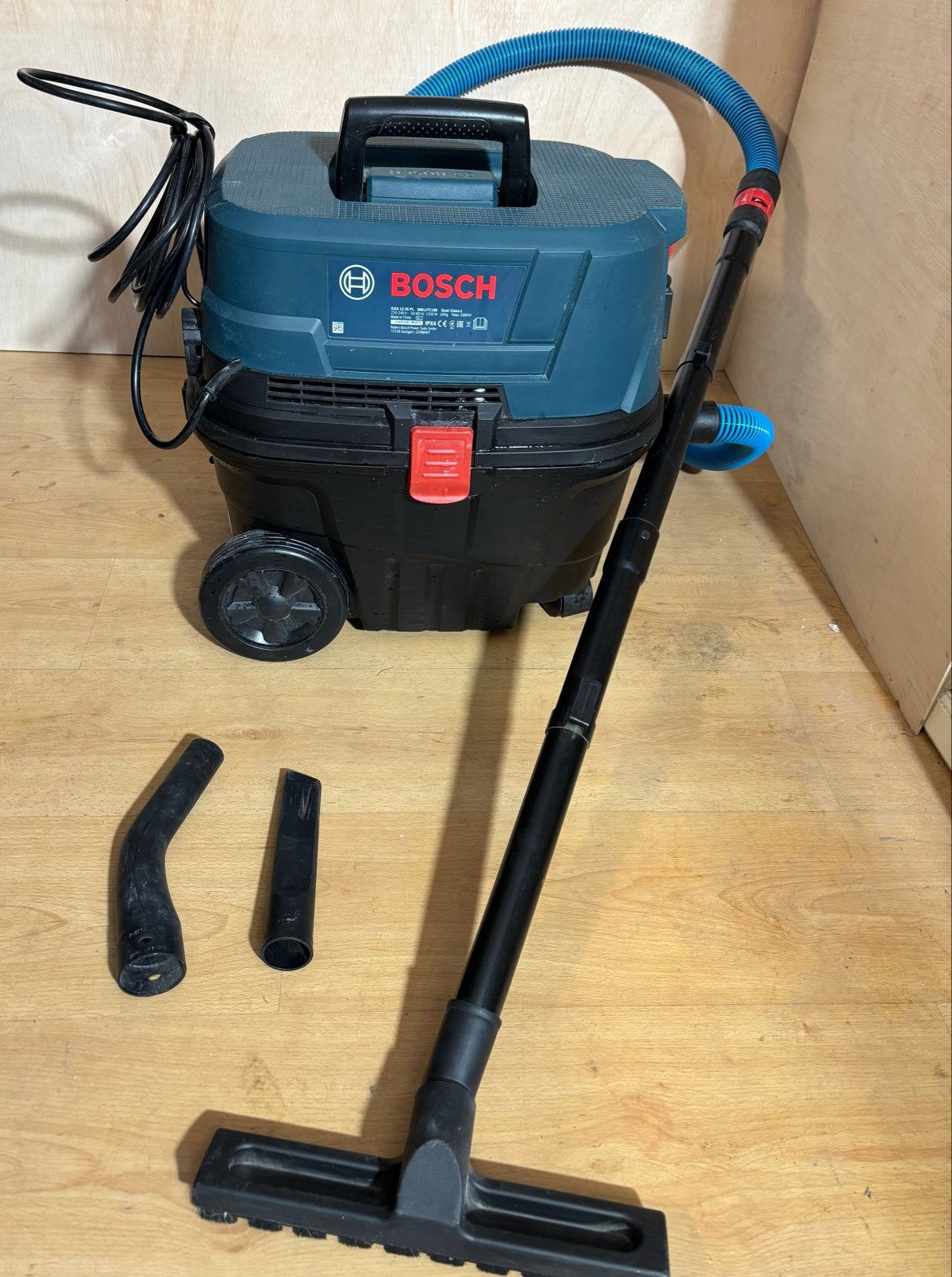 Te huur: Professionele Bosch Bouwstofzuiger, €20 p/dag, Ophalen, Zo goed als nieuw, Waterstofzuiger