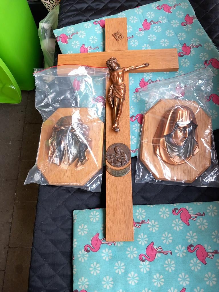 Houten kruis met Jezusbeeld en twee religieuze plaquettes, Ophalen of Verzenden