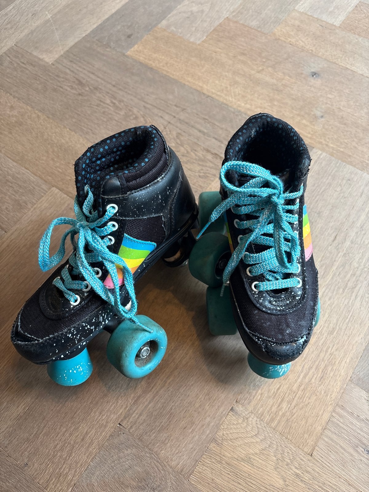 Rookie rolschaatsen - Zwart met regenboogstreep maat 35,5, Ophalen of Verzenden, Gebruikt