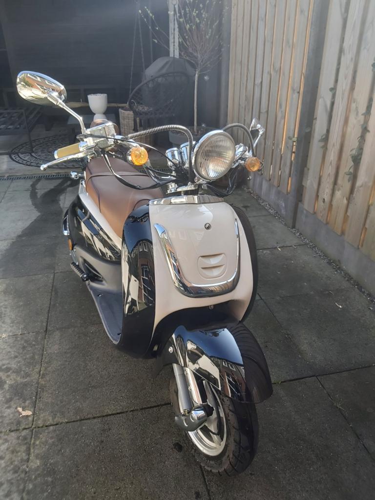 Retro Scooter Grande Retro - Zwart/Wit met Bruin Zadel, Ophalen, Grande Retro, Zo goed als nieuw, Benzine