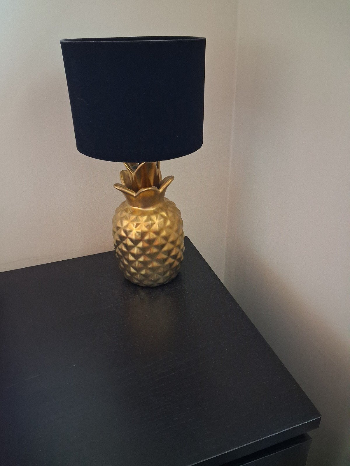 gouden ananas tafellamp met een zwarte stoffen kap., Ophalen of Verzenden