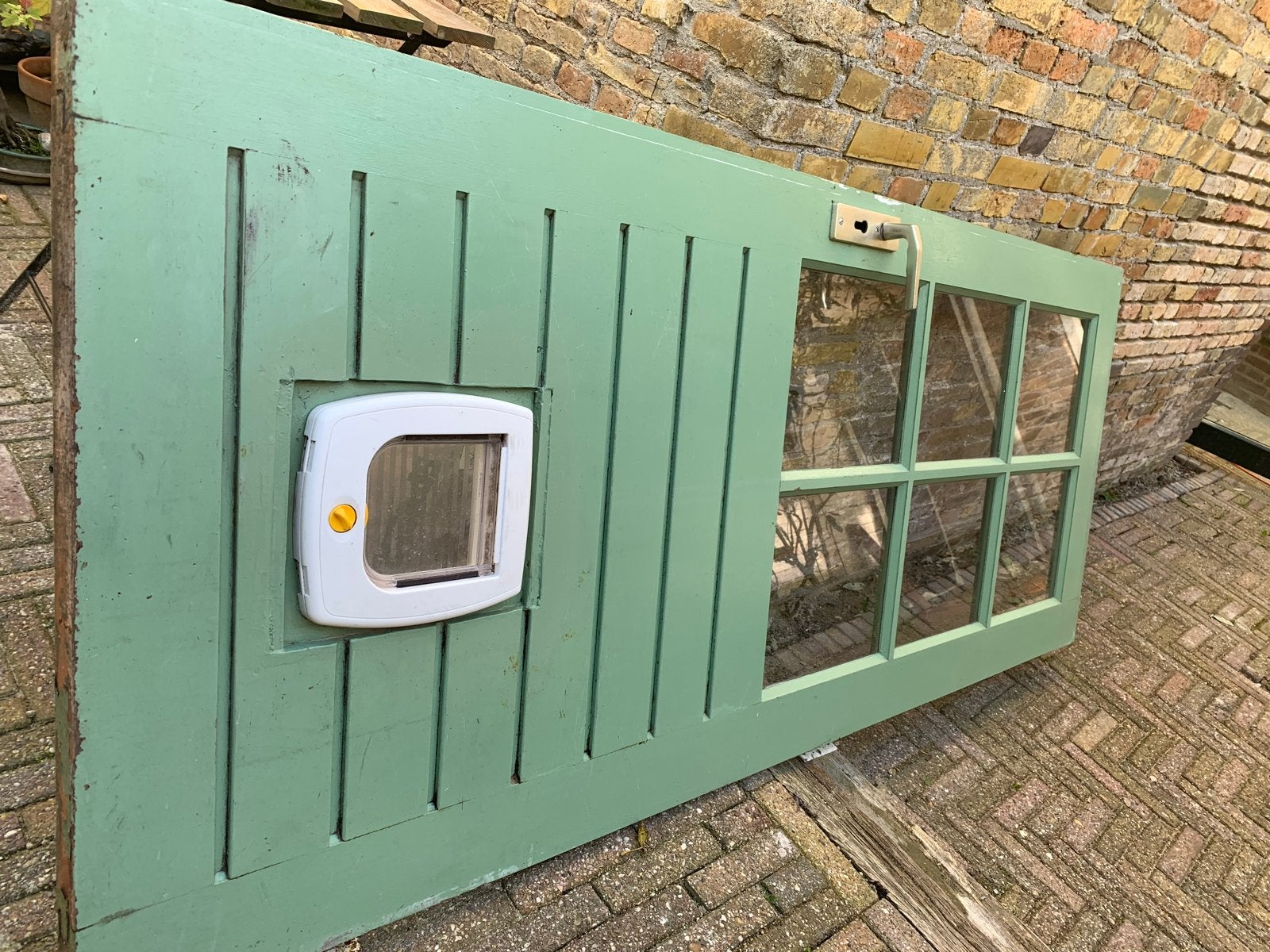 Groene hardhouten deur met kattenluik en glas, Doe-het-zelf en Verbouw, Ophalen, Gebruikt, 80 tot 100 cm, Buitendeur