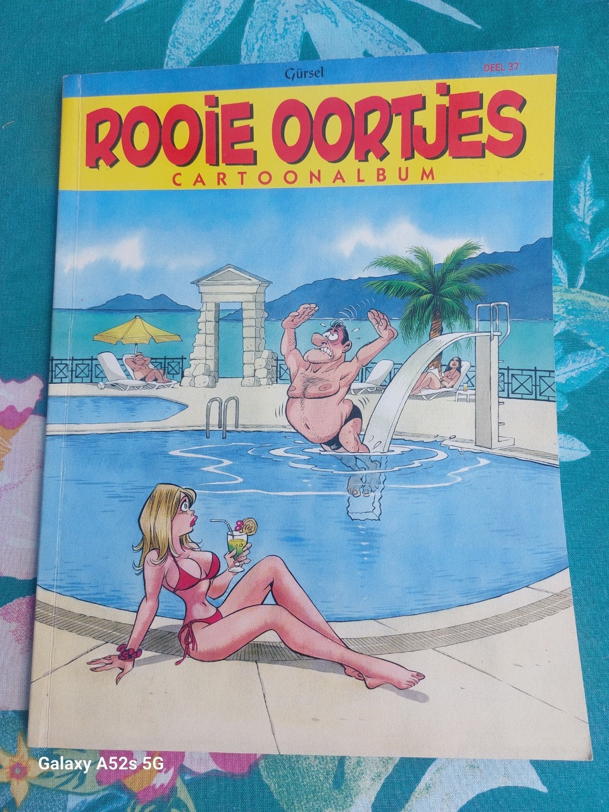 Stripboek voor volwassenen. Rooie oortjes deel 37, Gelezen, Eén stripboek, Ophalen of Verzenden, Gürsel