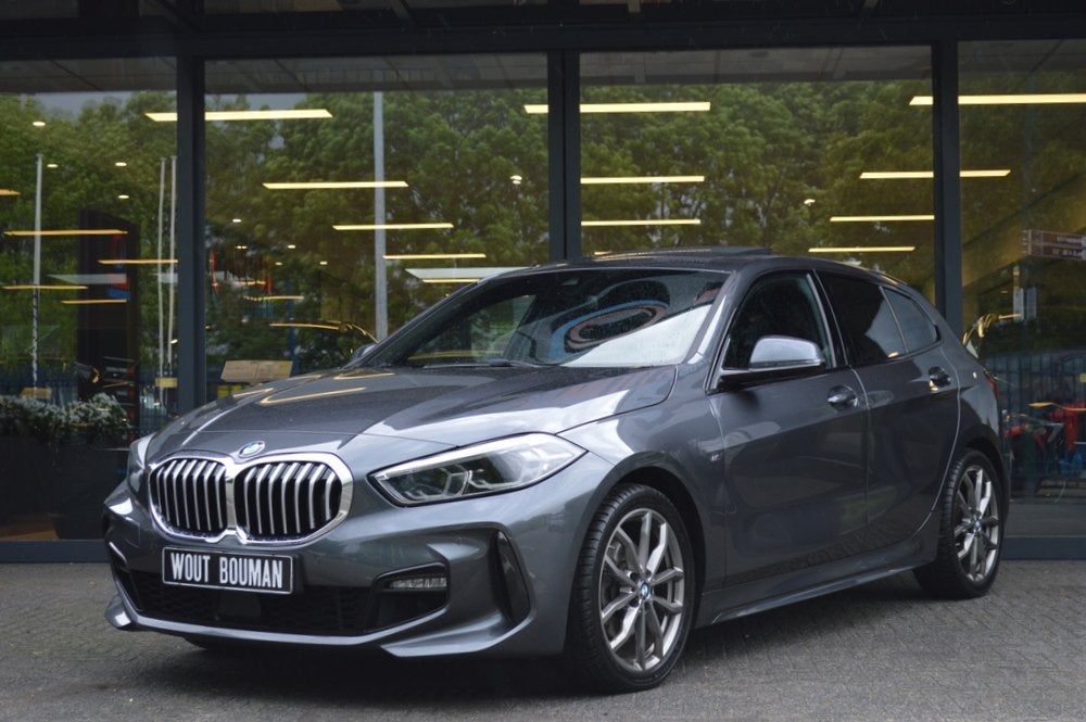 BMW 1-serie 118i M-Sport Led Panorama CarPlay Pdc (bj 2020), Gebruikt, 1295 kg, Leder en Stof, Bedrijf
