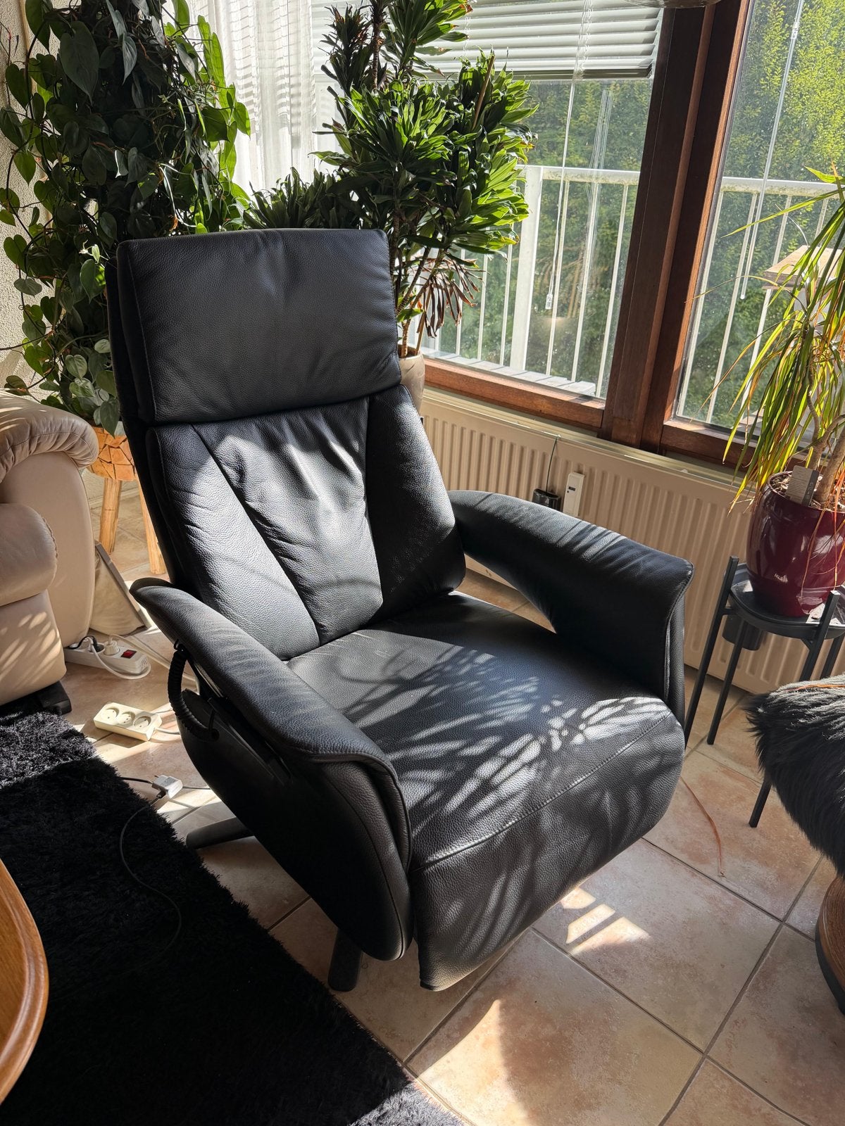 Zwarte lederen sta-op relaxfauteuil - z.g.a.n., Ophalen, Zo goed als nieuw, Leer