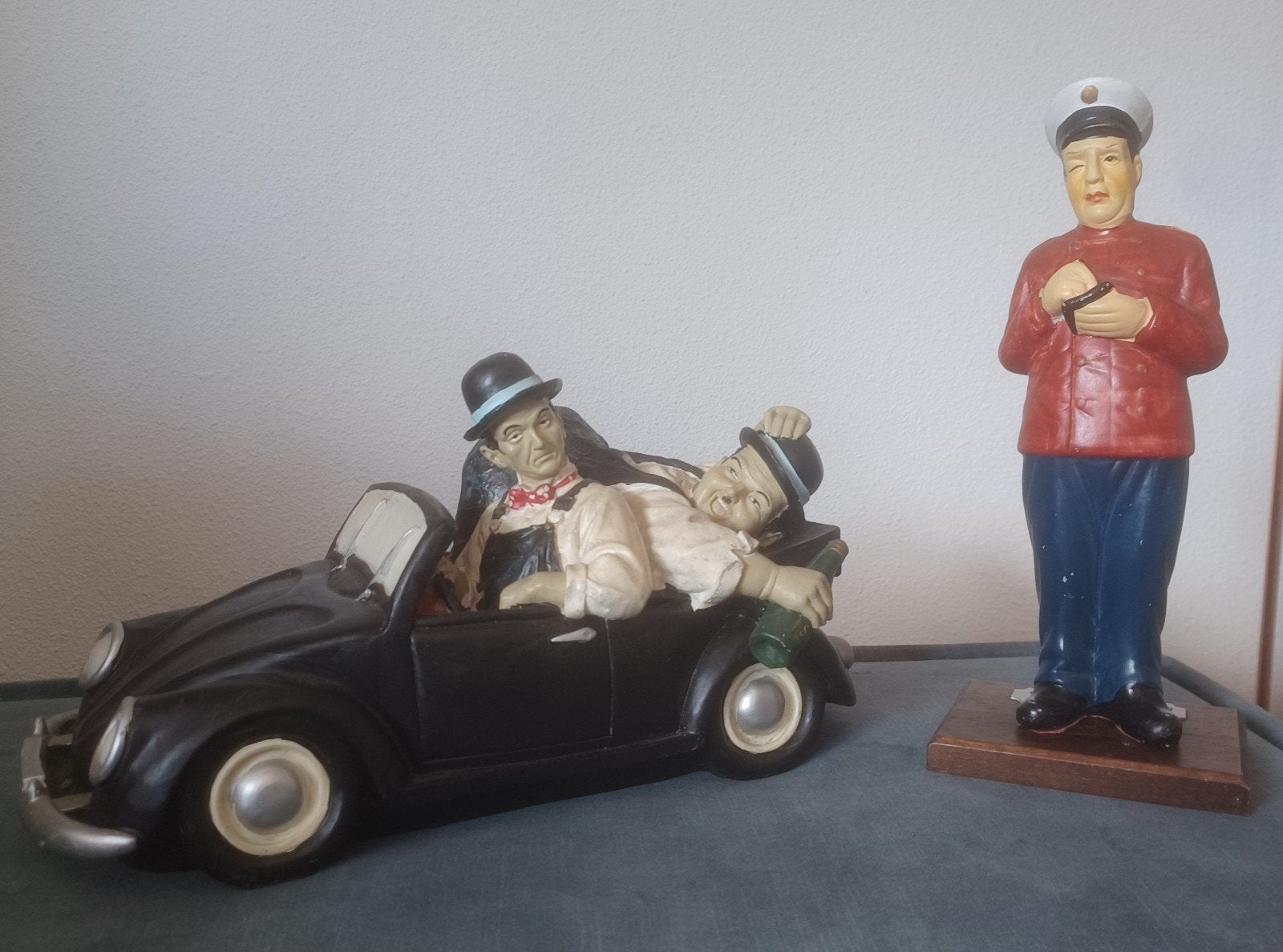 VW Cabrio Stan Laurel & Oliver Hardy dikke dunne dronken, Verzamelen, Beelden en Beeldjes, Ophalen of Verzenden