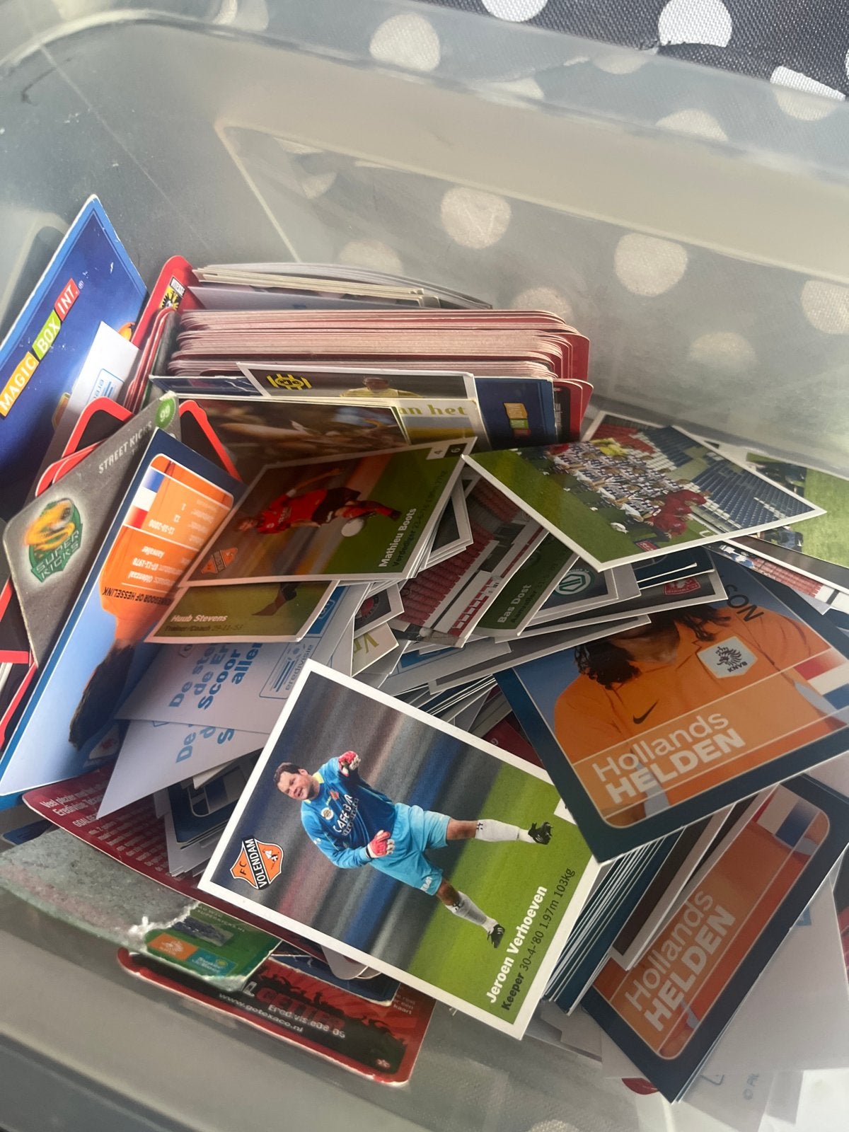 Gratis af te halen: Oude voetbalplaatjes, Verzamelen, Ophalen of Verzenden, Gebruikt, Overige binnenlandse clubs, Poster, Plaatje of Sticker