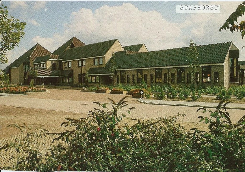 Ansichtkaart Staphorst Gemeentehuis Binnenweg 26 1982, Ophalen of Verzenden, 1980 tot heden, Ongelopen, Overijssel
