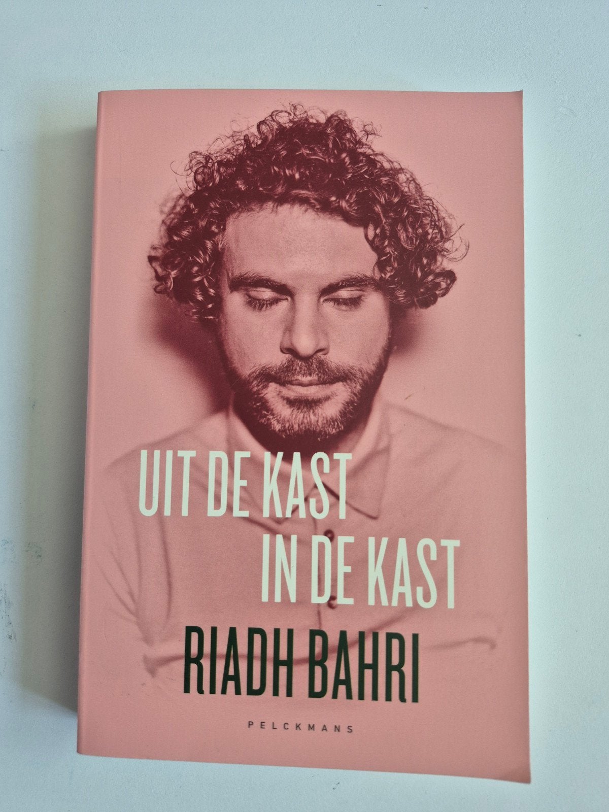 Uit de Kast, In de Kast - Riadh Bahri (Boek)( waargebeurd), Boeken, Ophalen of Verzenden, Zo goed als nieuw, Riadh Bahri, België