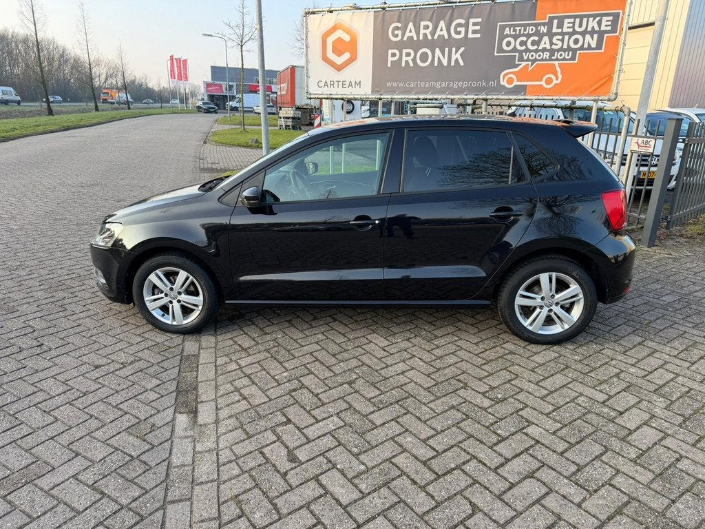 Volkswagen Polo 1.2 TSI First Edition AIRCO/CRUIS/BLEUTOOHT, Auto's, Stof, 4 cilinders, Zwart, Bedrijf