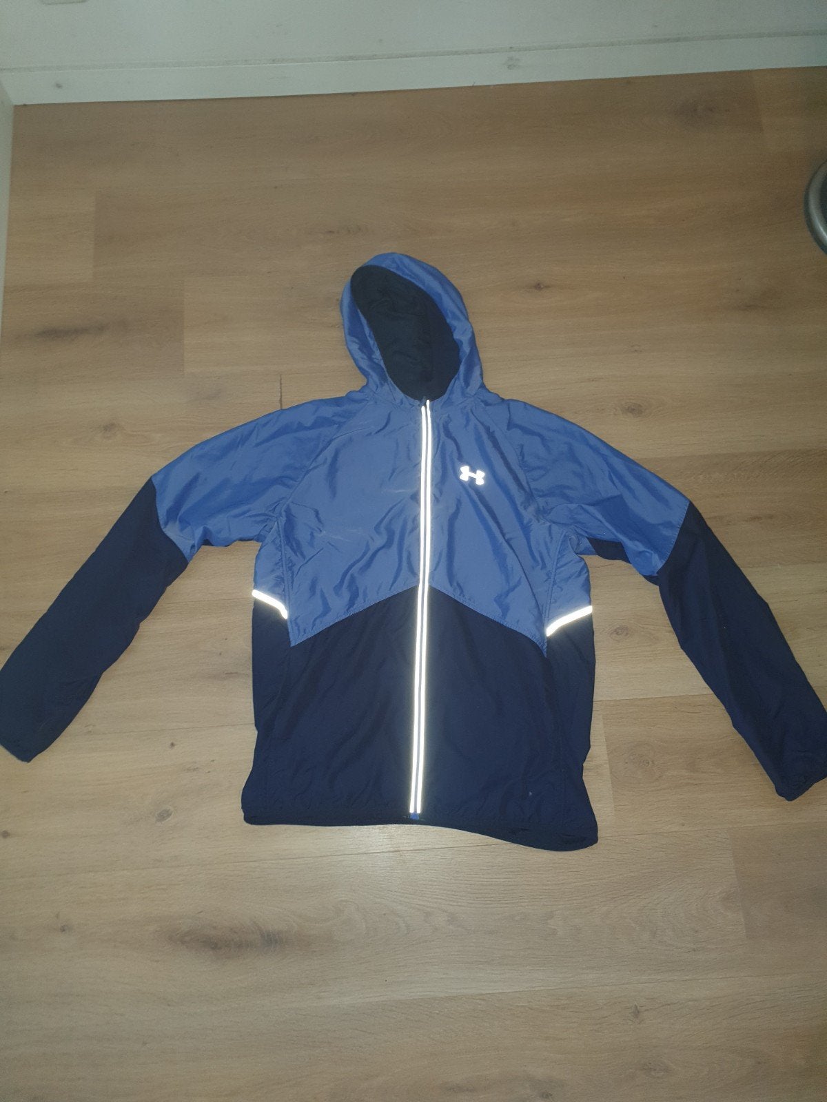 Stijlvolle blauwe Under Armour jas - Maat L, Kleding | Heren, Sportkleding, Maat 52/54 (L), Blauw, Under Armour, Ophalen of Verzenden