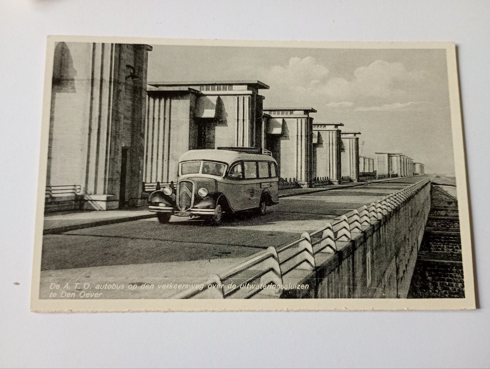 Den Oever Wieringen Sluizen met Autobus, Ophalen of Verzenden, 1920 tot 1940, Ongelopen, Noord-Holland