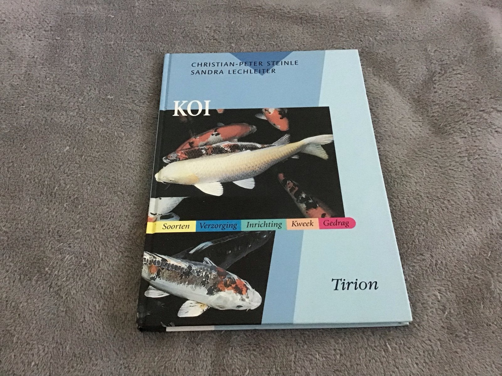 Boek: KOI - Soorten, Verzorging, Inrichting, Kweek, Gedrag, Ophalen of Verzenden, Gelezen, Vissen