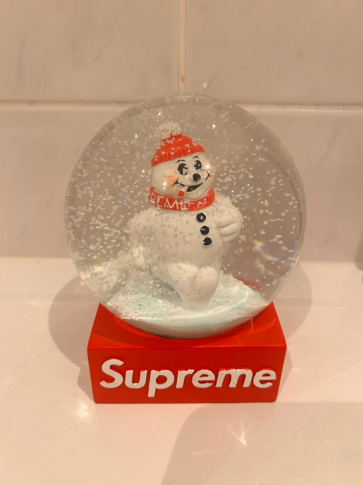 Supreme Snowman Snowglobe Red, Ophalen of Verzenden, Zo goed als nieuw