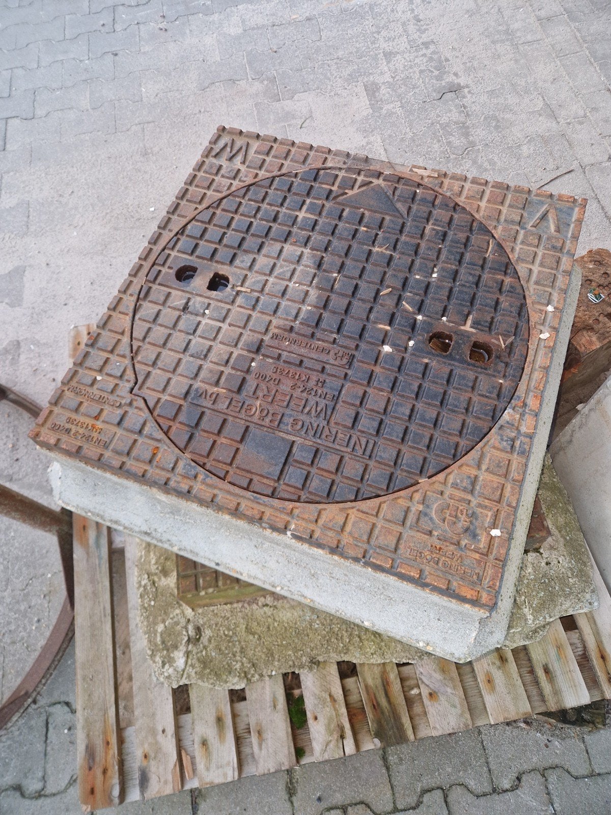 Putafdekker beton met gietijzer en gietijzeren deksel, Ophalen, Zo goed als nieuw