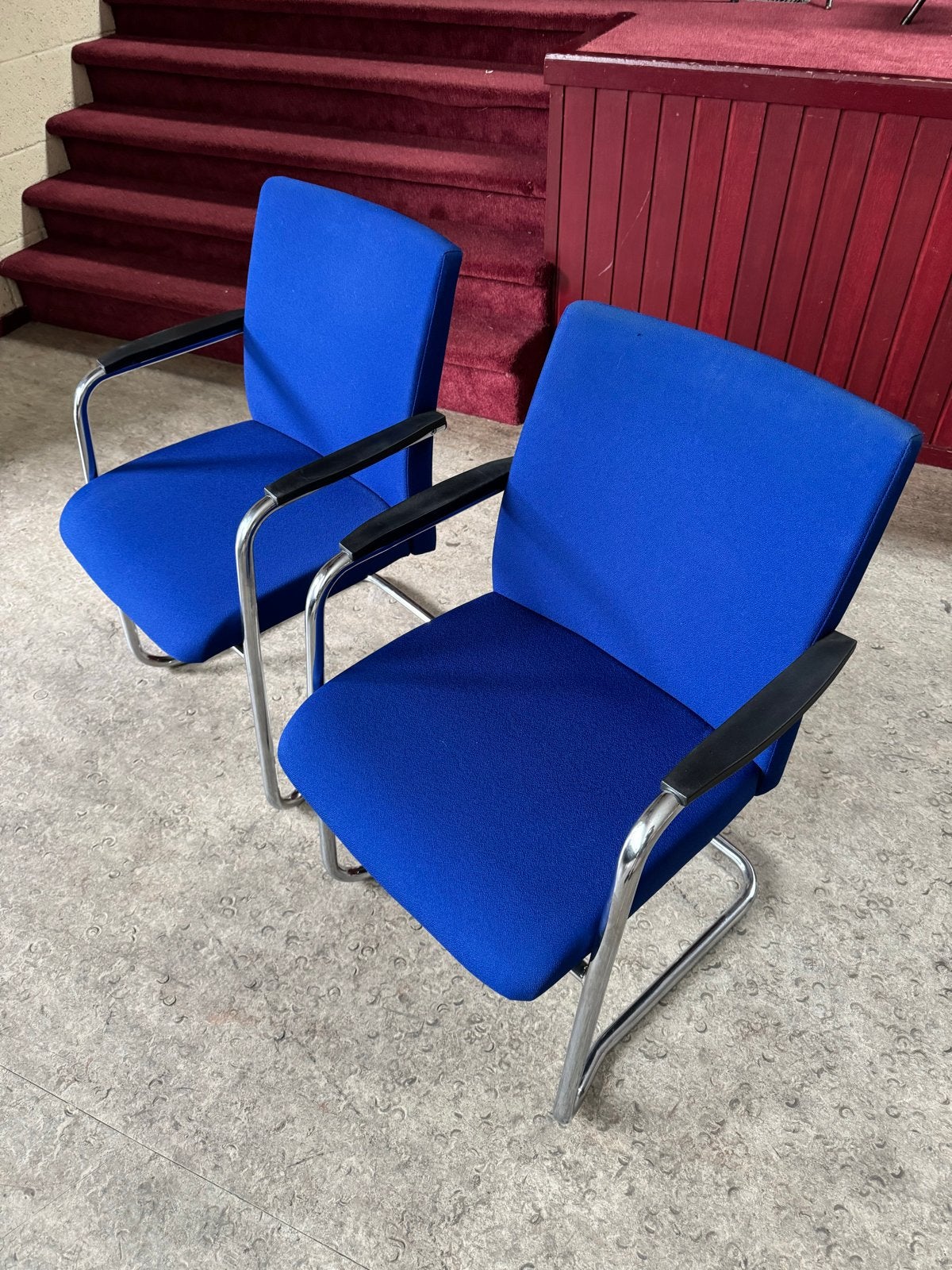 2 blauwe vergaderstoelen met armleuning, Ophalen, Gebruikt, Twee, Blauw