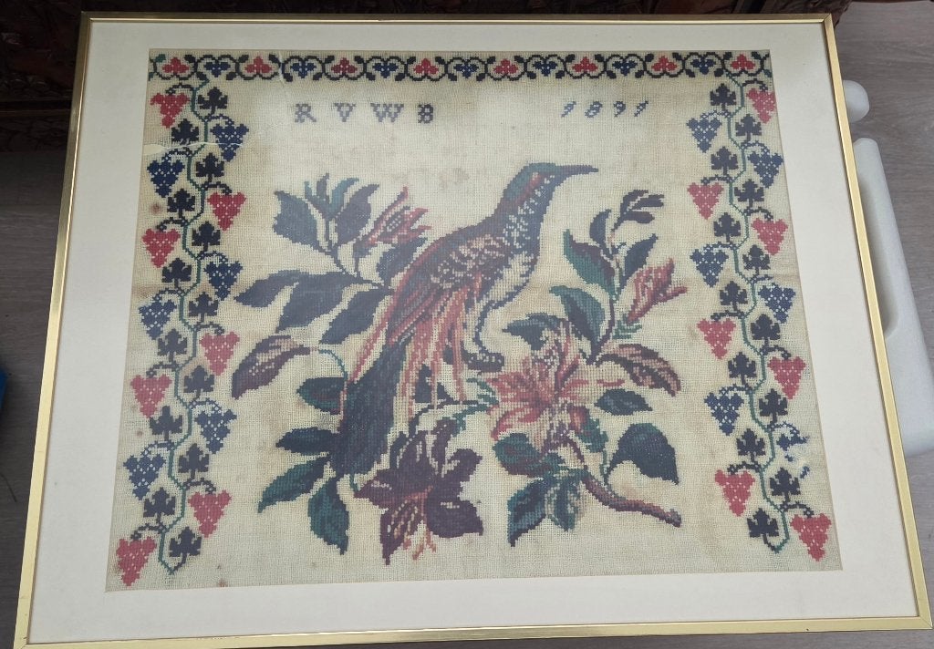 Antiek ingelijst borduurwerk, vogel bloemen, 1894, br 50,5 -, Huis en Inrichting, Ophalen, Ingelijst werk, Glas, 50 cm