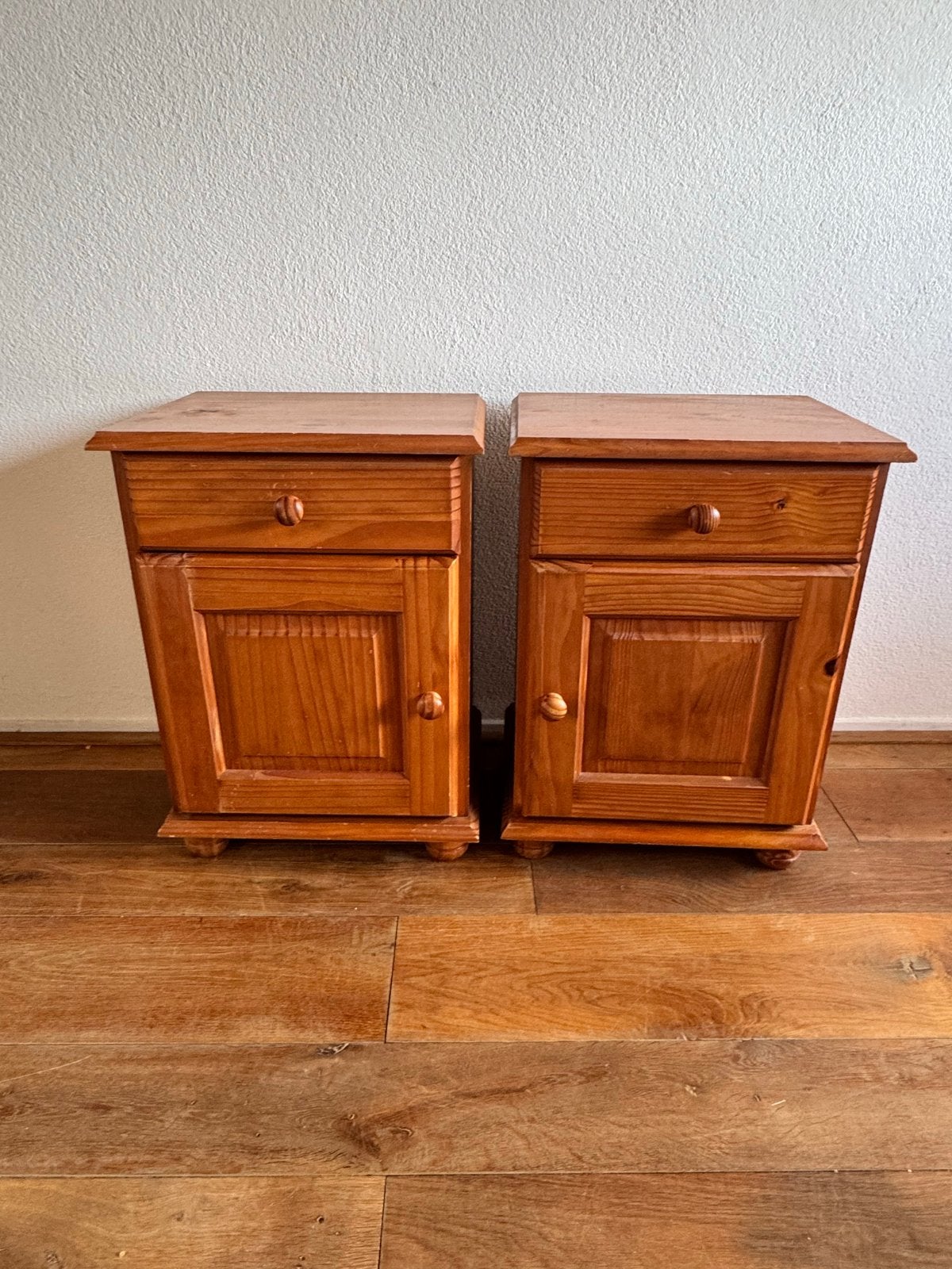 Set van 2 houten nachtkastjes met lade en deurtje
