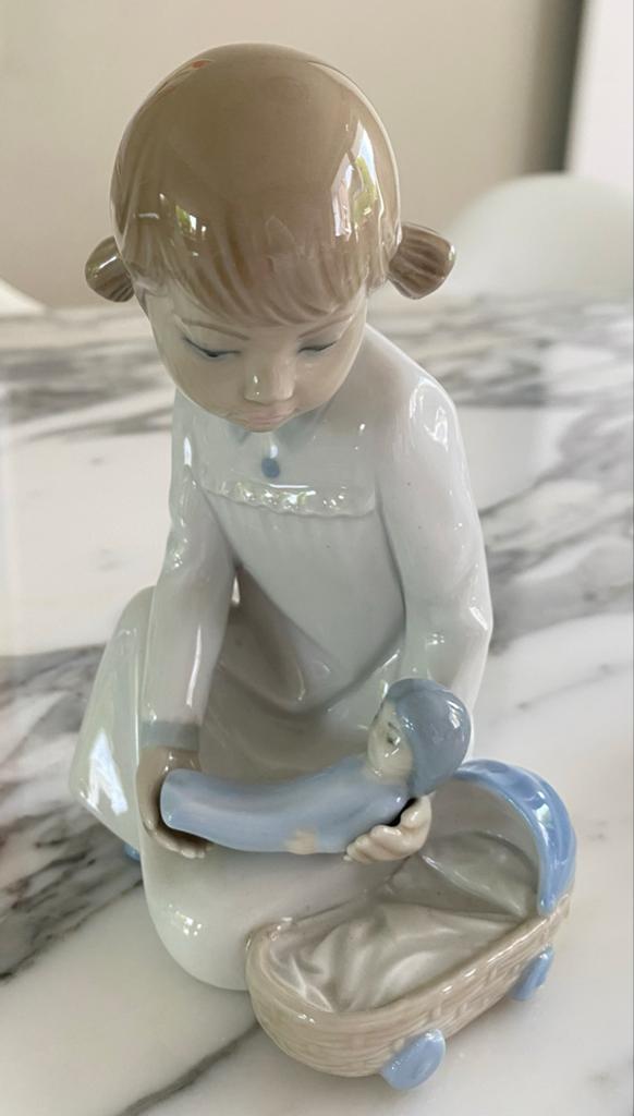 Porseleinen beeldje meisje met baby van Lladró, Antiek en Kunst, Antiek | Porselein, Ophalen of Verzenden