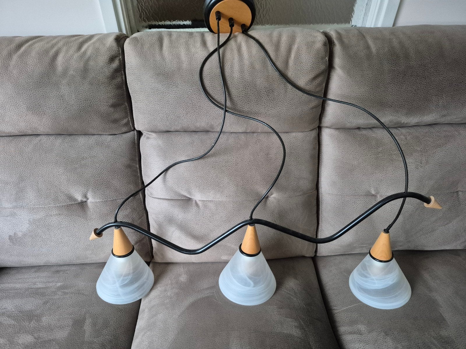 Moderne hanglamp met 3 glazen kappen en houten accenten, Huis en Inrichting, Lampen | Hanglampen, Ophalen, Zo goed als nieuw, Glas