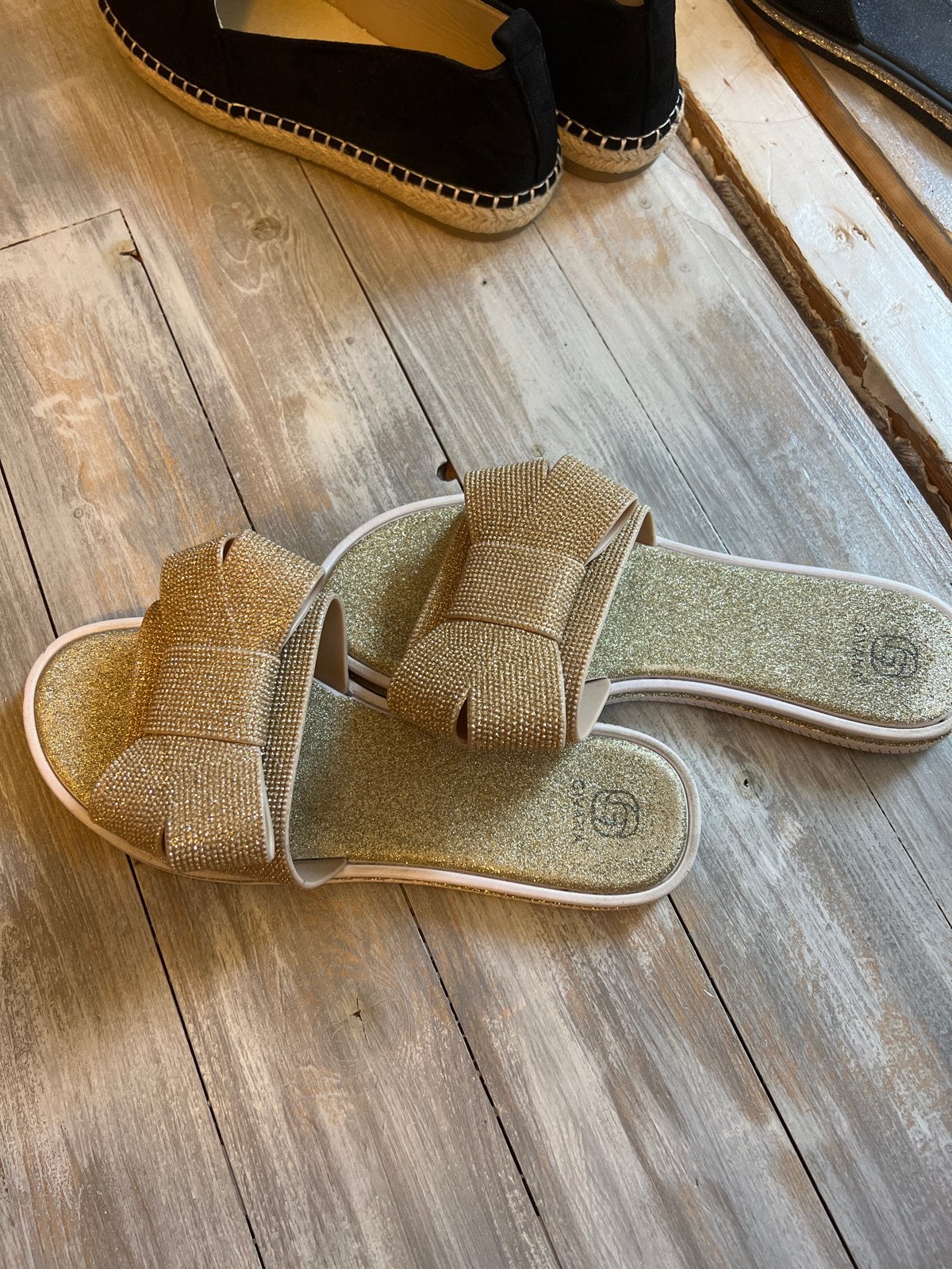 Gouden glitter slippers met strikmaat 39, Ophalen of Verzenden, Zo goed als nieuw, Overige kleuren, Slippers
