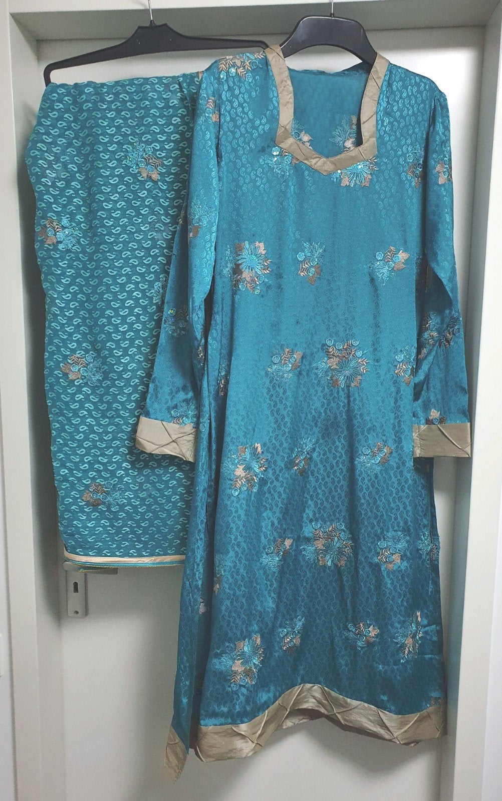 Prachtige turquoise blauw beige Indiase jurk met borduursels, Maat 38/40 (M), Blauw, Ophalen of Verzenden, Onder de knie