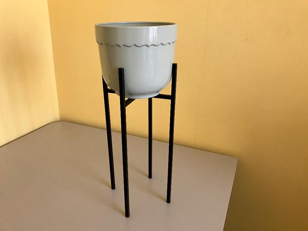Zwartgelakte metalen plantenstandaard met bloempot, Ophalen of Verzenden, Overige soorten, Halfschaduw, Minder dan 100 cm